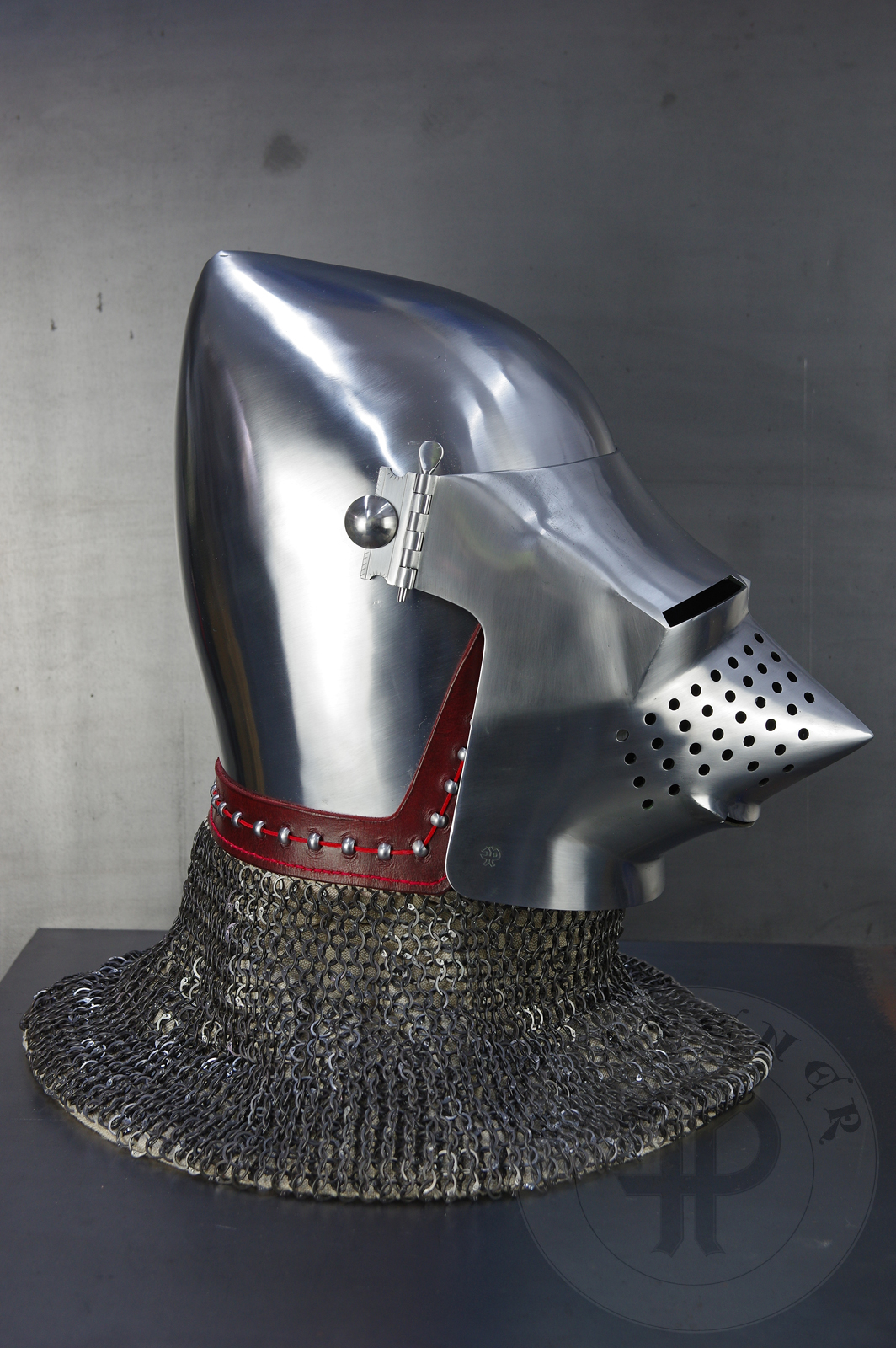 Helmet inspired by the Lyle bascinet from Royal Armouries in Leeds, formerly part of Churburg armoury. Material: 2 mm steel with 0,3 % carbon. Heat treatment: hardened and tempered up to 34 HRC. Weight 4,220 kg / Przybica starszego typu tzw. psi pysk wzorowana na oryginale z Royal Armouries w Leeds, poprzednio cz zbrojowni w Churburgu. Materia: stal 2 mm o zawartoci wgla 0,3%. Hartowany i odpuszczany do 34 HRC. Waga 4,220 kg.